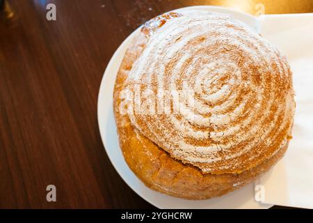 Traditionelle tschechische Küche. Gulasch-Suppe im Brottopf. Prag, Tschechische Republik, Europa Stockfoto