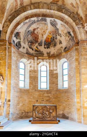 Hauptaltar in der Apsis. Die St. Georgs Basilika ist das älteste noch erhaltene Kirchengebäude der Prager Burg. Die Basilika wurde von Vratislaus i o gegründet Stockfoto