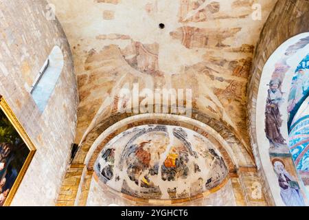 Fresken im Apsisgewölbe. Die St. Georgs Basilika ist das älteste noch erhaltene Kirchengebäude der Prager Burg. Die Basilika wurde von Vratislaus gegründet Stockfoto