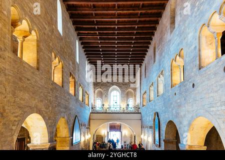 Hauptschiff. Die St. Georgs Basilika ist das älteste noch erhaltene Kirchengebäude der Prager Burg. Die Basilika wurde von Vratislaus I. von Böhmen in gegründet Stockfoto