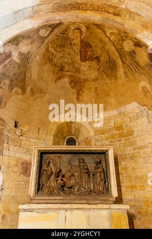 Laterale Apsis. Die St. Georgs Basilika ist das älteste noch erhaltene Kirchengebäude der Prager Burg. Die Basilika wurde von Vratislaus I. von Böhmen gegründet Stockfoto