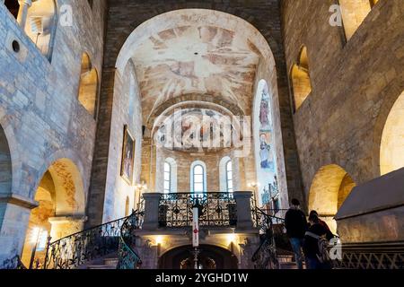 Innenansicht der Apsis vom Kirchenschiff aus. Die St. Georgs Basilika ist das älteste noch erhaltene Kirchengebäude der Prager Burg. Die Basilika wurde gegründet Stockfoto