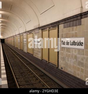 Platz der Luftbrücke. U-Bahn. Berlin. Beigefarbene Fliesen. braune Fliesen. Holztafel. Holzpaneele. Beige Fliesen. Braun. Kacheln. Tonnengewölbe. Baustelle. Stockfoto