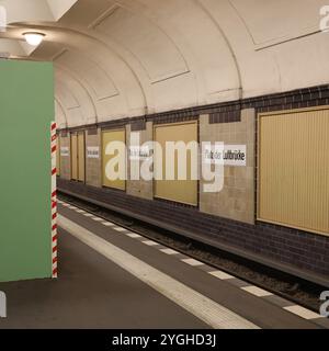 Platz der Luftbrücke. U-Bahn. Berlin. Beigefarbene Fliesen. braune Fliesen. Holztafel. Holzpaneele. Beige Fliesen. Braun. Kacheln. Tonnengewölbe. Baustelle. Stockfoto