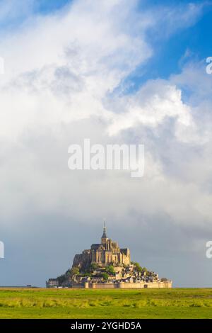 Blick auf Le Mont Saint Michel bei Sonnenaufgang. Normandie, Manche, Avranches, Pontorson, Frankreich, Westeuropa. Stockfoto