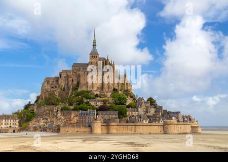 Blick auf Le Mont Saint Michel bei Sonnenaufgang. Normandie, Manche, Avranches, Pontorson, Frankreich, Westeuropa. Stockfoto