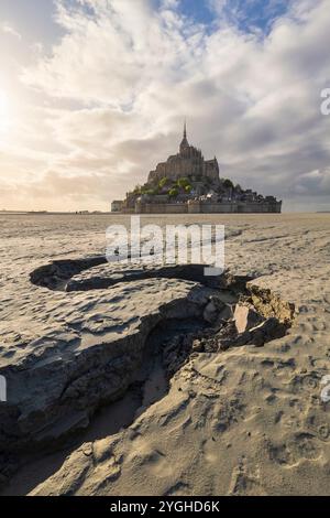 Blick auf Le Mont Saint Michel bei Sonnenuntergang vom Strand aus bei Ebbe gebildet. Normandie, Manche, Avranches, Pontorson, Frankreich, Westeuropa. Stockfoto