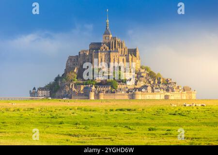 Blick auf Le Mont Saint Michel bei Sonnenaufgang. Normandie, Manche, Avranches, Pontorson, Frankreich, Westeuropa. Stockfoto