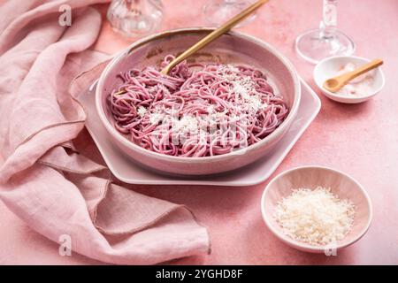 Hausgemachte rosa Nudeln mit Knoblauch, Zitrone und Parmesan, natürlich gefärbt durch Rotkohl Stockfoto