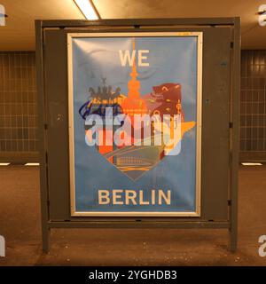 U-Bahn. Westphalweg. Berlin. Keramikfliesen. Werbetafel. Wir lieben berlin. wir lieben Berlin. Poster. Plakat. Bär. Herz. Tag. Graffiti. Fernsehturm. Kunst Stockfoto