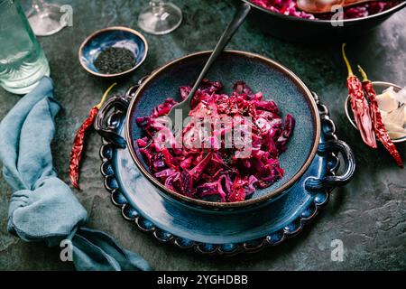 Hausgemachter eingelegter Rotkohl mit Chili, Knoblauch und Sesamsamen Stockfoto