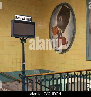 Wittenbergplatz. U-Bahn. Bahnsteig 3. Historische Reklame. gelbe Fliesen. Anzeige. Anzeige. Treppe. Ovales Bild. Treppe. Historisch. Nostalgie. Art. Stockfoto