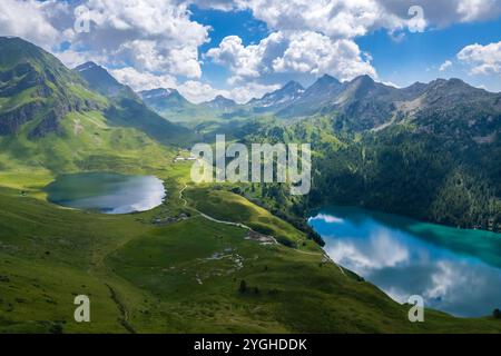 Blick aus der Vogelperspektive auf den Ritom-See und den Cadagno-See im Sommer. Region Ritom-Piora, Val Leventina, Kanton Tessin, Schweiz. Stockfoto