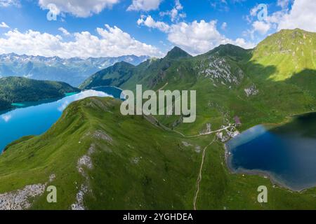 Blick aus der Vogelperspektive auf den Ritom See und den Tom See im Sommer. Region Ritom-Piora, Val Leventina, Kanton Tessin, Schweiz. Stockfoto