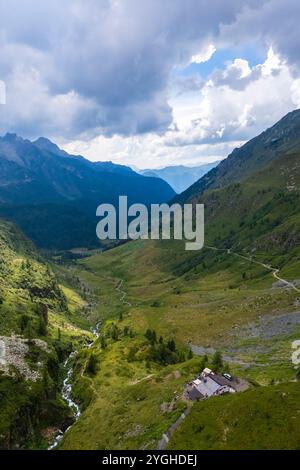 Blick aus der Vogelperspektive auf den Berg Aga und den Lago del Diavolo im Sommer. Carona, Val Brembana, Alpi Orobie, Bergamo, Provinz Bergamo, Lombardei, Italien, Europa. Stockfoto