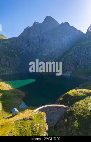 Blick aus der Vogelperspektive auf den Berg Aga und den Lago del Diavolo im Sommer. Carona, Val Brembana, Alpi Orobie, Bergamo, Provinz Bergamo, Lombardei, Italien, Europa. Stockfoto