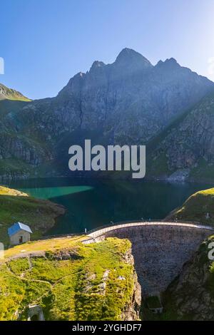 Blick aus der Vogelperspektive auf den Berg Aga und den Lago del Diavolo im Sommer. Carona, Val Brembana, Alpi Orobie, Bergamo, Provinz Bergamo, Lombardei, Italien, Europa. Stockfoto