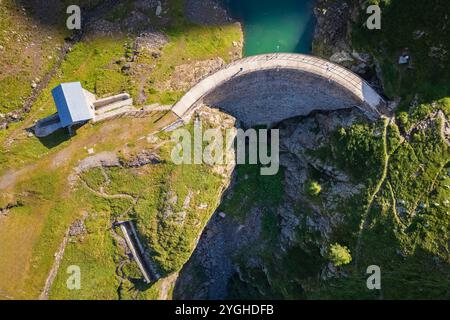 Blick aus der Vogelperspektive auf den Berg Aga und den Lago del Diavolo im Sommer. Carona, Val Brembana, Alpi Orobie, Bergamo, Provinz Bergamo, Lombardei, Italien, Europa. Stockfoto