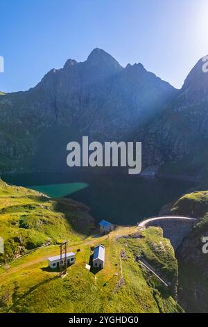 Blick aus der Vogelperspektive auf den Berg Aga und den Lago del Diavolo im Sommer. Carona, Val Brembana, Alpi Orobie, Bergamo, Provinz Bergamo, Lombardei, Italien, Europa. Stockfoto