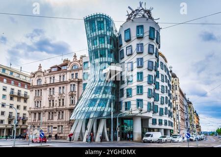 Das Dancing House, oder Ginger and Fred, ist der Spitzname für das nationale-Nederlanden-Gebäude an der Rašínovo nábřeží. Prag, Tschechische Republik, Eu Stockfoto