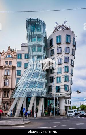 Das Dancing House, oder Ginger and Fred, ist der Spitzname für das nationale-Nederlanden-Gebäude an der Rašínovo nábřeží. Prag, Tschechische Republik, Eu Stockfoto