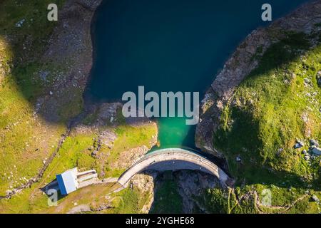 Blick aus der Vogelperspektive auf den Berg Aga und den Lago del Diavolo im Sommer. Carona, Val Brembana, Alpi Orobie, Bergamo, Provinz Bergamo, Lombardei, Italien, Europa. Stockfoto