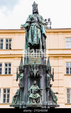 Statue von Karl IV., Kaiser des Heiligen Römischen Reiches, in der Nähe der Karlsbrücke. Prag, Tschechische Republik, Europa Stockfoto