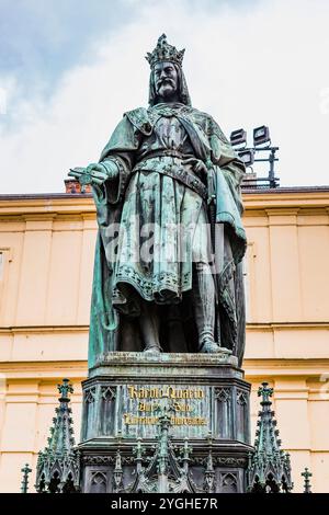 Statue von Karl IV., Kaiser des Heiligen Römischen Reiches, in der Nähe der Karlsbrücke. Prag, Tschechische Republik, Europa Stockfoto