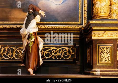 Statue der Heiligen Teresa. Altar „Ekstase der Heiligen Teresa“. Die Kirche unserer Lieben Frau der Siege. Prag, Tschechische Republik, Europa Stockfoto