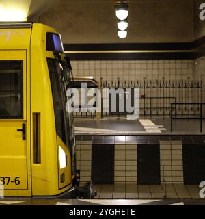 U-Bahn. Rathaus Spandau. Berlin. Postmodern. grün. Gold. schwarze Granitsäulen. Historische Architekturzitate. Lampen. Grün. Zug. Trainieren. Lampen. Stockfoto