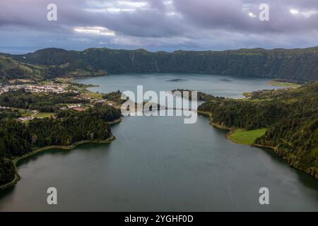 Lagoa das Sete Cidades ist ein Zwillingssee im Krater eines ruhenden Vulkans auf der Insel Sao Miguel auf den Azoren. Stockfoto