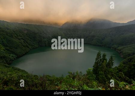 Die Lagoa de Santiago ist ein Kratersee, der eng mit der vulkanischen Bildung des Sete Cidades Massivs auf der Insel Sao Miguel auf den Azoren verbunden ist. Stockfoto