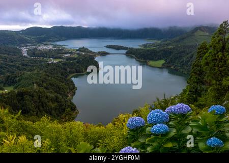 Lagoa das Sete Cidades ist ein Zwillingssee im Krater eines ruhenden Vulkans auf der Insel Sao Miguel auf den Azoren. Stockfoto