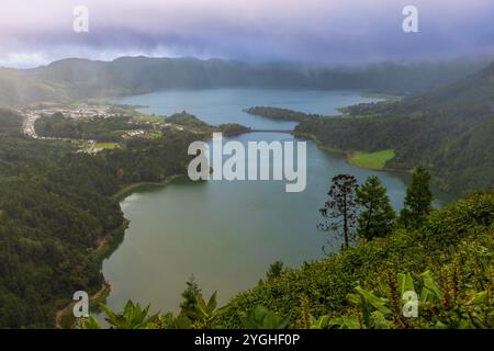 Lagoa das Sete Cidades ist ein Zwillingssee im Krater eines ruhenden Vulkans auf der Insel Sao Miguel auf den Azoren. Stockfoto