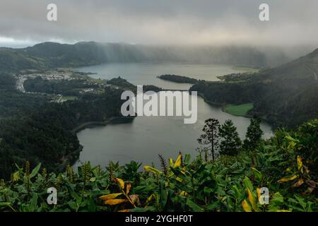 Lagoa das Sete Cidades ist ein Zwillingssee im Krater eines ruhenden Vulkans auf der Insel Sao Miguel auf den Azoren. Stockfoto