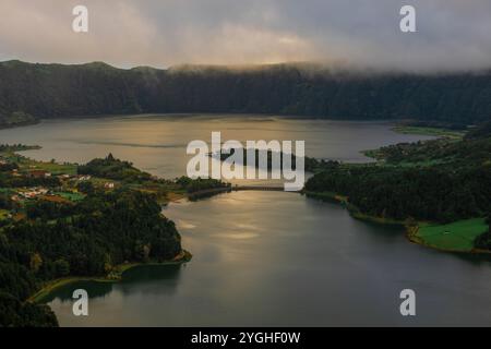 Lagoa das Sete Cidades ist ein Zwillingssee im Krater eines ruhenden Vulkans auf der Insel Sao Miguel auf den Azoren. Stockfoto