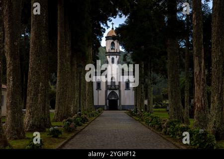 Die Kirche Igreja de São Nicolau in Sete Cidades im westlichen Teil der Insel Sao Miguel auf den Azoren. Stockfoto