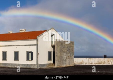 Mitten in Lava, im Südwesten der Insel Sao Miguel auf den azoren, liegen die Thermalbäder von Ferraria. Stockfoto