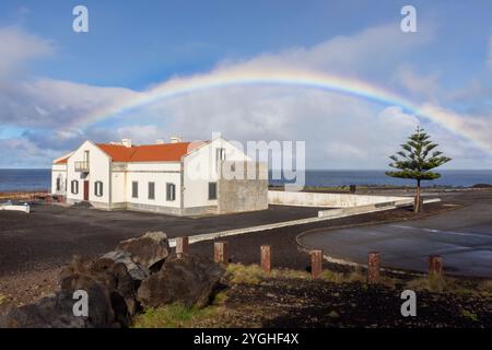 Mitten in Lava, im Südwesten der Insel Sao Miguel auf den azoren, liegen die Thermalbäder von Ferraria. Stockfoto