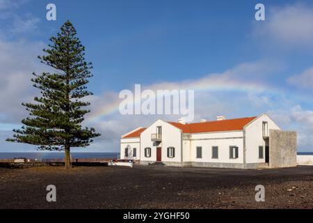 Mitten in Lava, im Südwesten der Insel Sao Miguel auf den azoren, liegen die Thermalbäder von Ferraria. Stockfoto