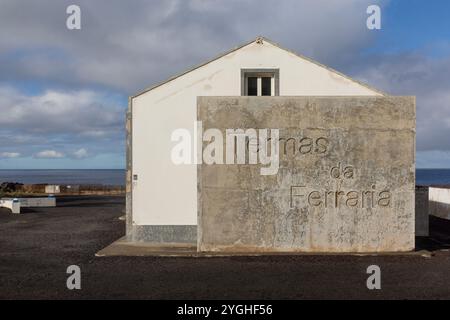 Mitten in Lava, im Südwesten der Insel Sao Miguel auf den azoren, liegen die Thermalbäder von Ferraria. Stockfoto