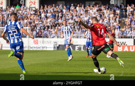 Göteborg, Schweden. September 2023. Spieler Jesper Löfgren für Brommapojkarna bereitet den langen Pass neben Astrit Selmani für den IFK Göteborg vor. Stockfoto