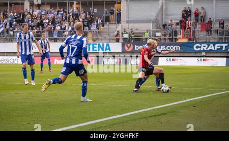 Göteborg, Schweden. September 2023. Ein enger Wettbewerb zwischen Alexander Jensen für Brommapojkarna und Lucas Kåhed für den IFK Göteborg während des Spiels. Stockfoto