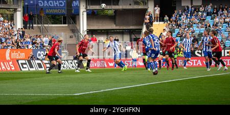 Göteborg, Schweden. September 2023. Spieler der IFK Göteborg und Brommapojkarna mit Fokus auf den Ball, um einen Kopfball zu machen. Stockfoto