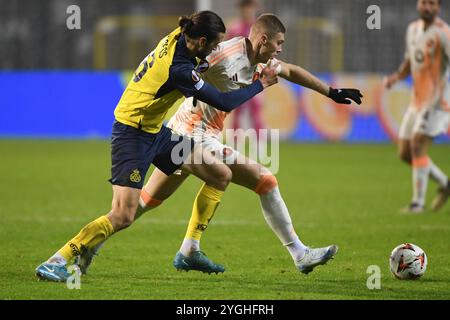 Brüssel, Belgien November 2024. Christian Burgess der Union und Artem Dovbyk der AS Roma wurden am Donnerstag, den 7. November 2024, am 4/8. Tag der Ligaperiode des UEFA Europa League-Turniers, während eines Fußballspiels zwischen der belgischen Royale Union Saint-Gilloise und dem italienischen Verein AS Roma in Brüssel in Aktion gesetzt. BELGA FOTO JILL DELSAUX Credit: Belga News Agency/Alamy Live News Stockfoto