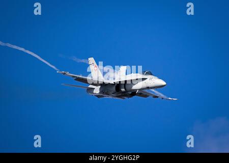 Die Schweizer Luftwaffe McDonnell Douglas FA-18 Hornet Jagdflugzeug im Flug über dem Luftwaffenstützpunkt kleine-Brogel. September 2018 Stockfoto