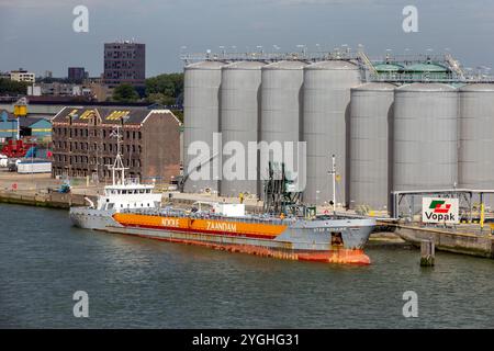 Produkttanker vor Vopak Terminal Vlaardingen im Hafen von Rotterdam, Niederlande Stockfoto