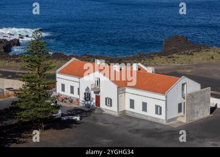 Mitten in Lava, im Südwesten der Insel Sao Miguel auf den azoren, liegen die Thermalbäder von Ferraria. Stockfoto