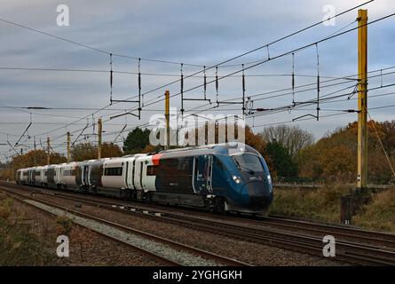 Der brandneue Avanti West Coast Elektrozug Nr. 807 006 passiert die Balshaw Lane Junction auf der West Coast Main Line auf der 6.11.24. Stockfoto