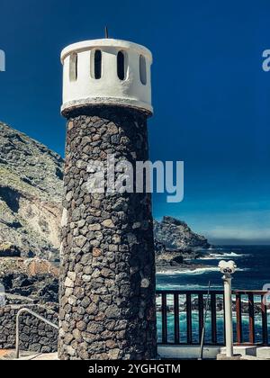 Stone Lighthouse and Viewing Telescope an der Küste von La Palma, Kanarische Inseln, Spanien Stockfoto